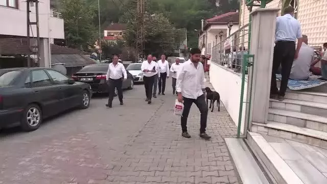 Memleket Partisi Genel Başkanı İnce, bayram namazını Elmalık köyünde kıldı