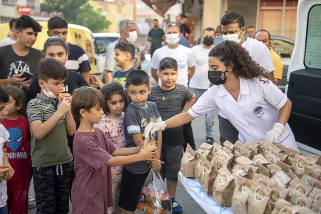 Vahap Amca'yla Çocuklara 'Tatlı Bayramlar'