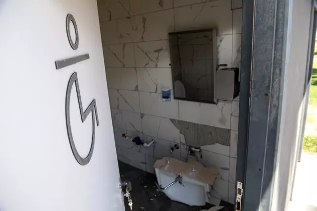 Mersin'de çirkin saldırı...Engelli tuvaletini harabeye çevirdiler