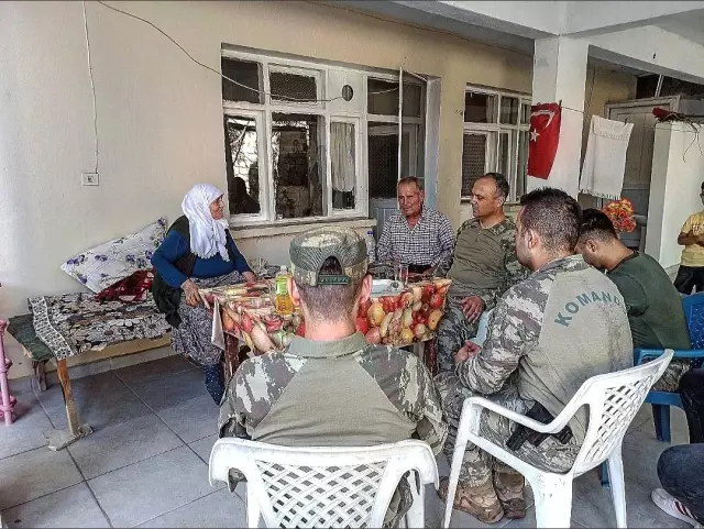 Meryem nineye Mehmetçik'ten duygulandıran bayram ziyareti