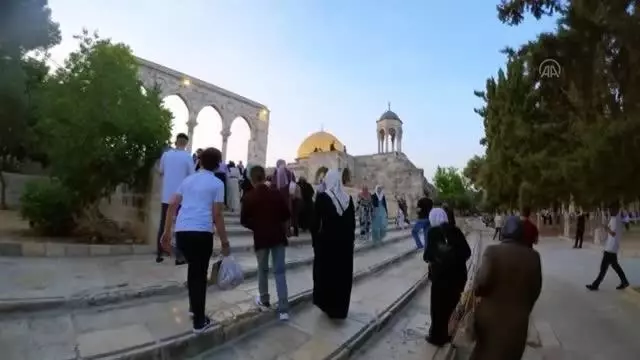 On binlerce kişi Mescid-i Aksa'da bayram namazı kıldı