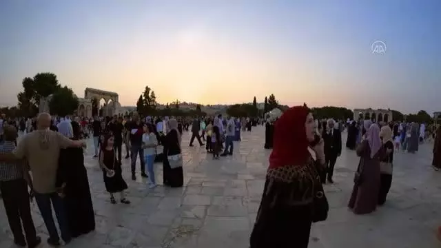 On binlerce kişi Mescid-i Aksa'da bayram namazı kıldı