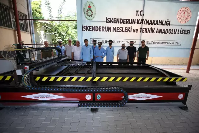 Meslek lisesi öğrencileri okullarında CNC fiber lazer kesim makinesi üretti