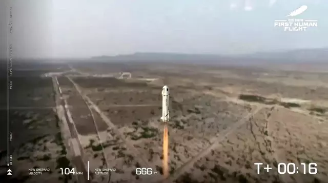 Milyarder iş insanı Jeff Bezoss uzaya çıktı