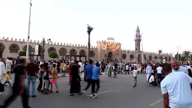 Mısır'da Kovid-19 tedbirleri gölgesinde bayram namazı eda edildi Mısır'da Kovid-19 tedbirleri gölgesinde bayram namazı eda edildi
