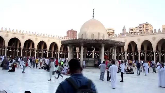 Mısır'da Kovid-19 tedbirleri gölgesinde bayram namazı eda edildi