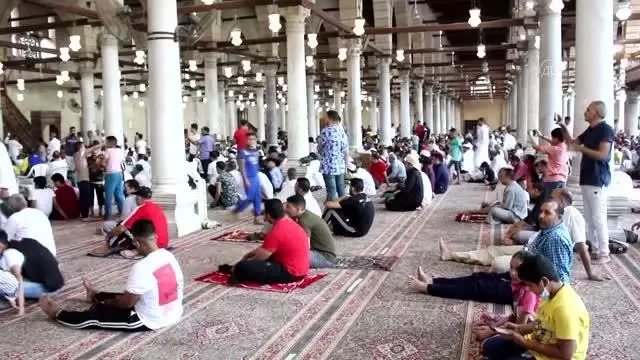 Mısır'da Kovid-19 tedbirleri gölgesinde bayram namazı eda edildi