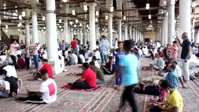Mısır'da Kovid-19 tedbirleri gölgesinde bayram namazı eda edildi