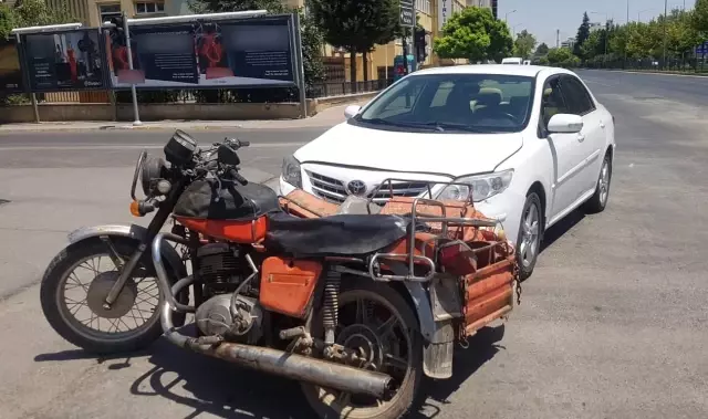 Motosiklet ile otomobil çarpıştı: 2 yaralı