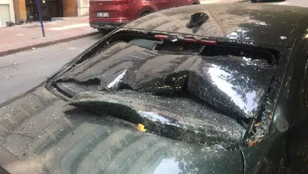 NİŞANTAŞI'NDA OYUNCUNUN OTOMOBİLİNİN ÜSTÜNE AĞAÇ DEVRİLDİ