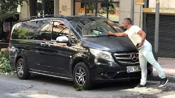 NİŞANTAŞI'NDA OYUNCUNUN OTOMOBİLİNİN ÜSTÜNE AĞAÇ DEVRİLDİ