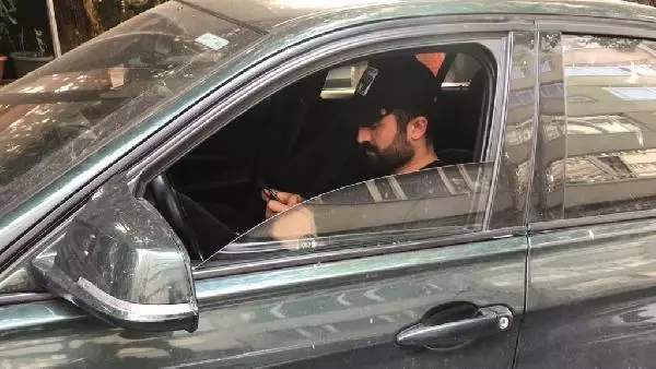 NİŞANTAŞI'NDA OYUNCUNUN OTOMOBİLİNİN ÜSTÜNE AĞAÇ DEVRİLDİ