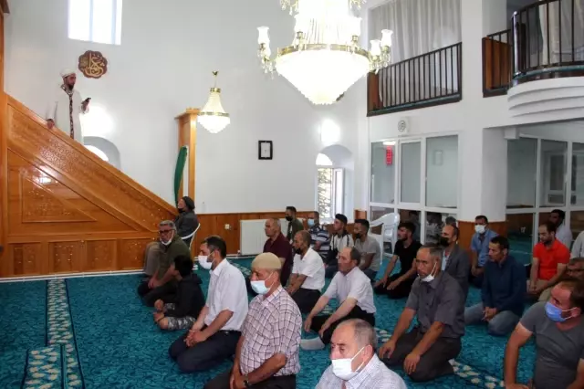 Normalleşme süreciyle camiler bayram namazında doldu taştı Normalleşme süreciyle camiler bayram namazında doldu taştı