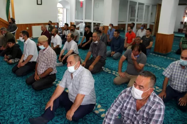 Normalleşme süreciyle camiler bayram namazında doldu taştı
