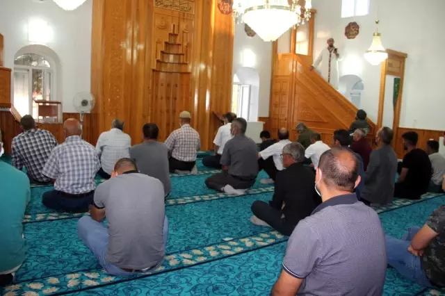 Normalleşme süreciyle camiler bayram namazında doldu taştı