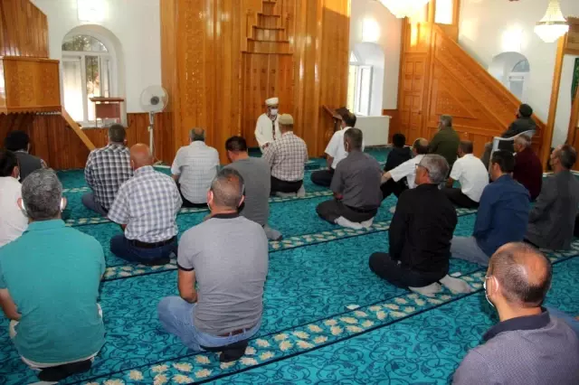 Normalleşme süreciyle camiler bayram namazında doldu taştı