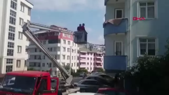 ODADA MAHSUR KALAN KADINI İTFAİYE KURTARDI ODADA MAHSUR KALAN KADINI İTFAİYE KURTARDI