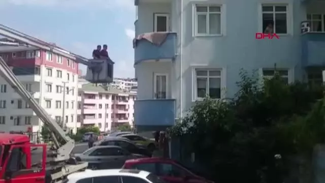ODADA MAHSUR KALAN KADINI İTFAİYE KURTARDI