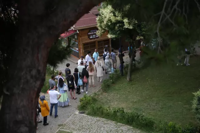 Ordu'da Kurban Bayramı'nın ilk gününde tatilciler teleferik için uzun kuyruklar oluşturdu Ordu'da Kurban Bayramı'nın ilk gününde tatilciler teleferik için uzun kuyruklar oluşturdu