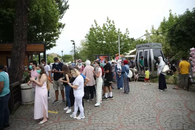 Ordu'da Kurban Bayramı'nın ilk gününde tatilciler teleferik için uzun kuyruklar oluşturdu