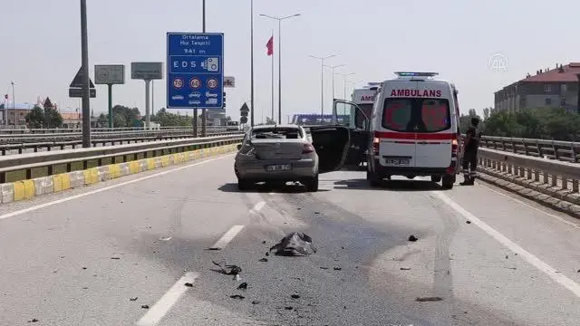 Otomobil bariyerlere çarptı: 4 yaralı Otomobil bariyerlere çarptı: 4 yaralı
