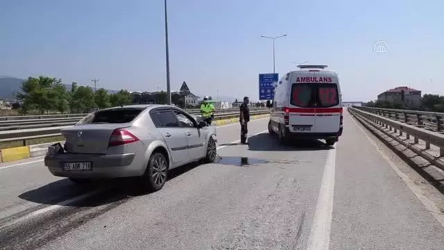 Otomobil bariyerlere çarptı: 4 yaralı