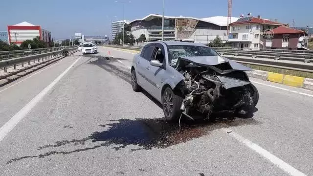 Otomobil bariyerlere çarptı: 4 yaralı