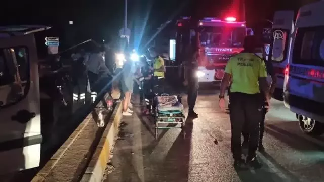 Otomobille hafif ticari araç çarpıştı: 4'ü çocuk 10 yaralı Otomobille hafif ticari araç çarpıştı: 4'ü çocuk 10 yaralı
