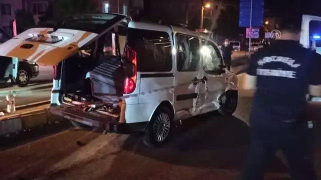 Otomobille hafif ticari araç çarpıştı: 4'ü çocuk 10 yaralı