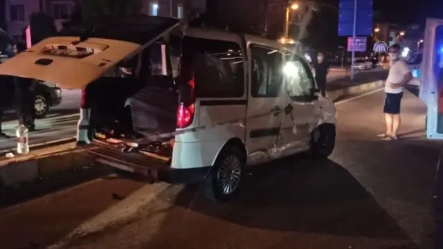 Otomobille hafif ticari araç çarpıştı: 4'ü çocuk 10 yaralı