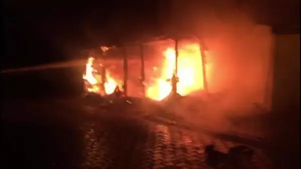 KIRIKKALE-PARK HALİNDEKİ OTOMOBİL YANDI, YAKINDAKİ KURBANLIKLAR SON ANDA KURTARILDI