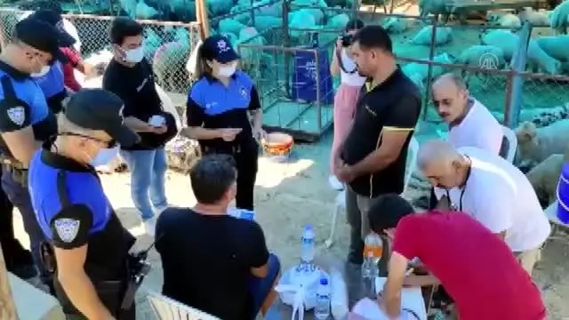 Polis, kurban satış yerlerinde sahte para uyarısı yaptı