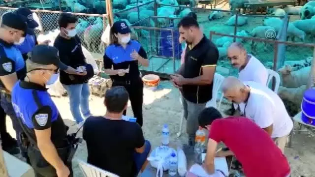 Polis, kurban satış yerlerinde sahte para uyarısı yaptı