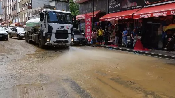 RİZE'DE BAYRAMDA DA ARA VERİLMEDİ, 2 BİN 860 KİŞİ SEL İÇİN SEFERBER