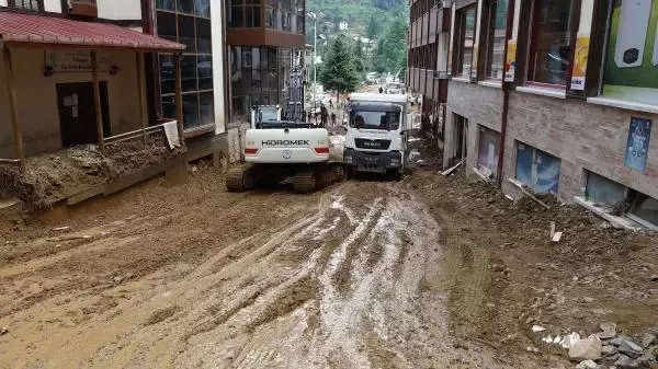 RİZE'DE BAYRAMDA DA ARA VERİLMEDİ, 2 BİN 860 KİŞİ SEL İÇİN SEFERBER