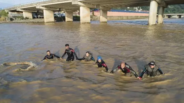 RİZE'DE BAYRAMDA DA ARA VERİLMEDİ, 2 BİN 860 KİŞİ SEL İÇİN SEFERBER