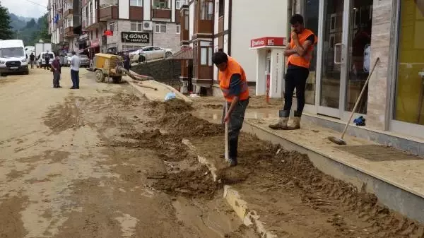RİZE'DE BAYRAMDA DA ARA VERİLMEDİ, 2 BİN 860 KİŞİ SEL İÇİN SEFERBER