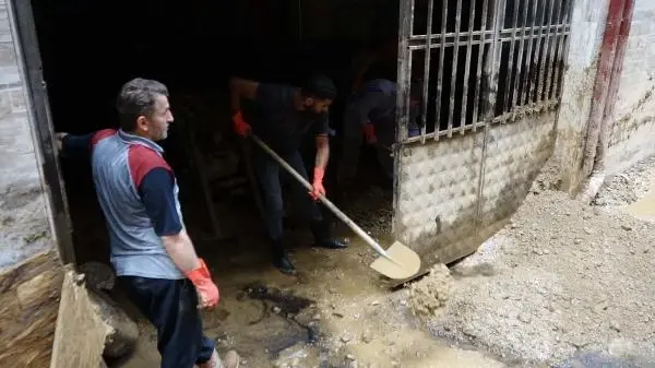 RİZE'DE BAYRAMDA DA ARA VERİLMEDİ, 2 BİN 860 KİŞİ SEL İÇİN SEFERBER