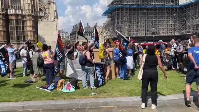 Sağlık çalışanları hükümetin zam teklifini protesto etti Sağlık çalışanları hükümetin zam teklifini protesto etti
