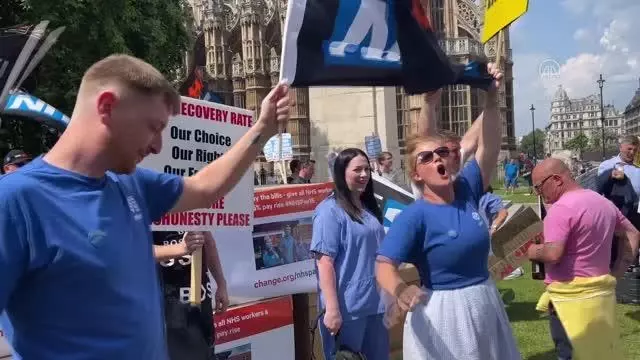 Sağlık çalışanları hükümetin zam teklifini protesto etti