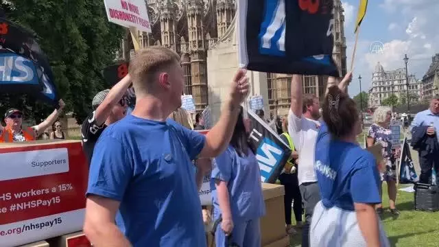 Sağlık çalışanları hükümetin zam teklifini protesto etti