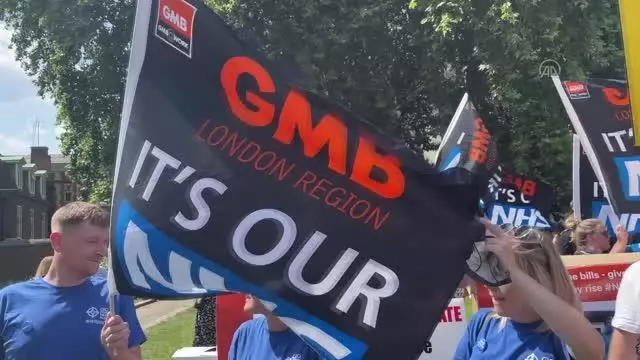 Sağlık çalışanları hükümetin zam teklifini protesto etti