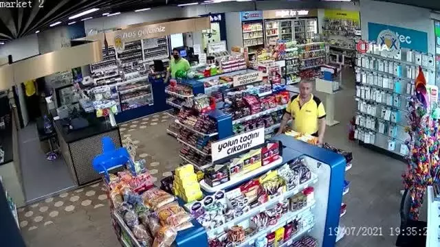Sahibinin elinden kurtulan dana markete böyle daldı Sahibinin elinden kurtulan dana markete böyle daldı
