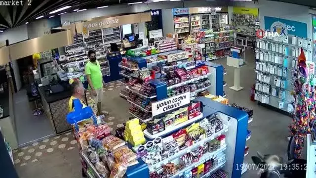 Sahibinin elinden kurtulan dana markete böyle daldı