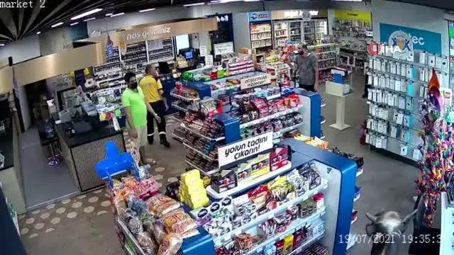 Sahibinin elinden kurtulan dana markete böyle daldı
