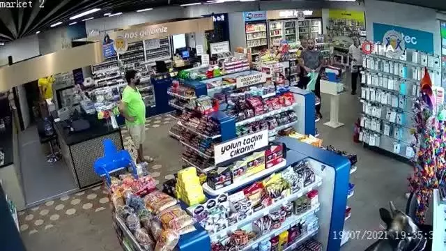 Sahibinin elinden kurtulan dana markete böyle daldı