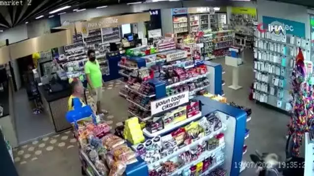 Sahibinin elinden kurtulan dana markete daldı
