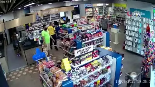 Sahibinin elinden kurtulan dana markete daldı
