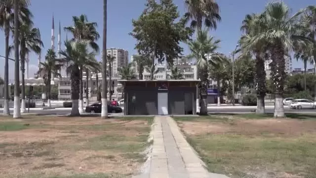Sahildeki bazı belediye tesislerine zarar verildi Sahildeki bazı belediye tesislerine zarar verildi