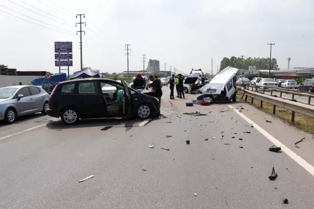 İki otomobil çarpıştı: 6 yaralı İki otomobil çarpıştı: 6 yaralı